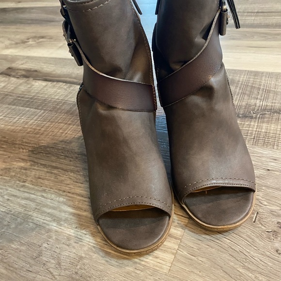 💋SOLD💋Size 6 Booties - Picture 4 of 4